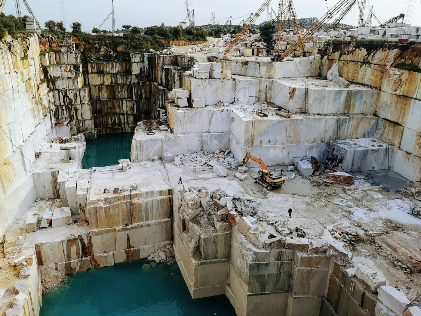 Bloques de piedra extraídos en cantera