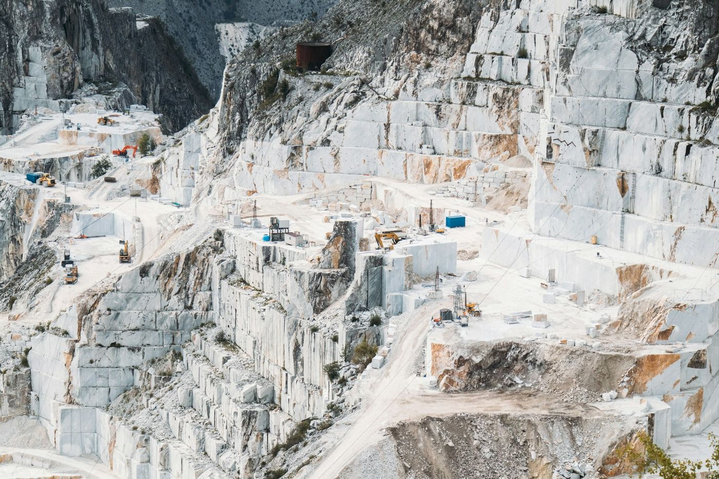 Cantera de mármol con bloques cortados en terrazas